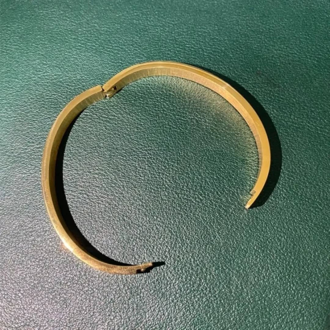 Royal Touch Screw Bracelet – Bold & Beautiful