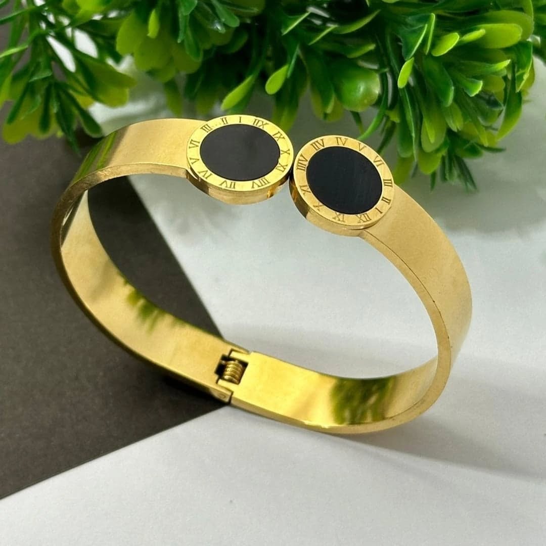 Bold Elegance – Twin Dial Golden Bracelet