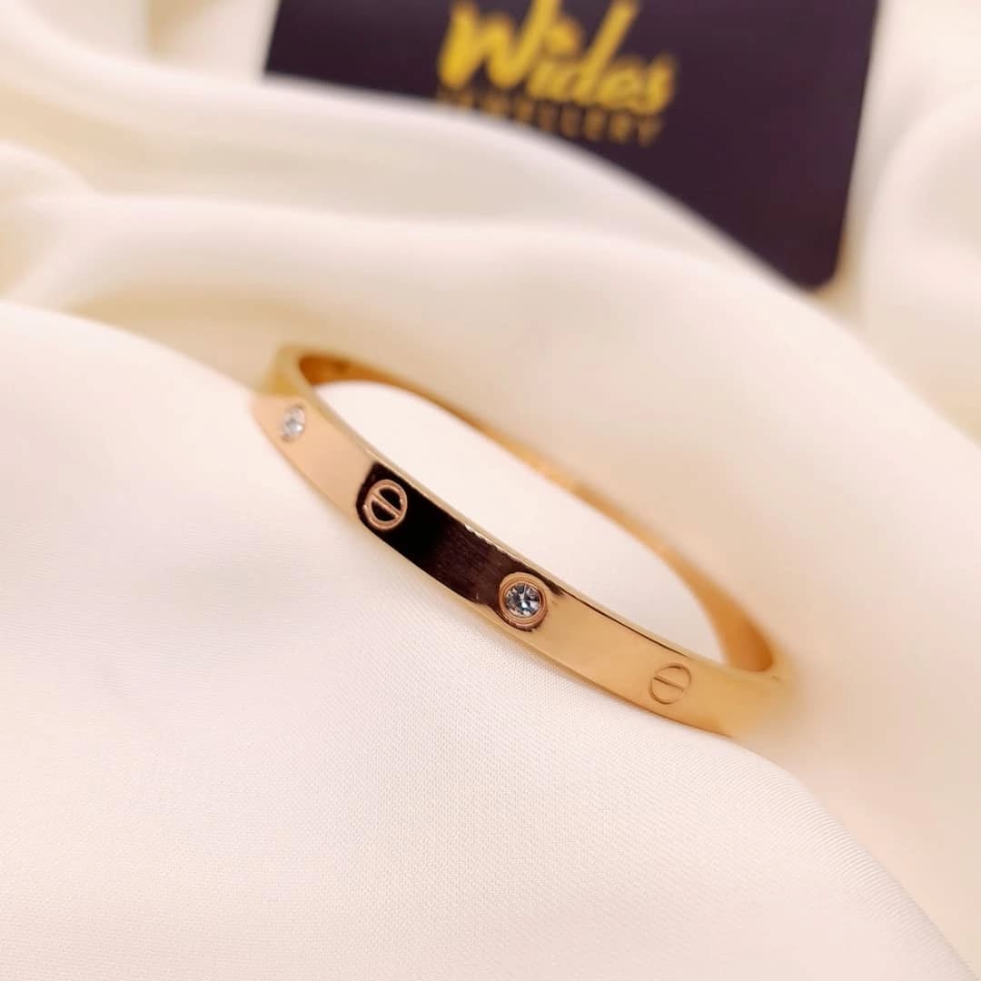 Royal Touch Screw Bracelet – Bold & Beautiful