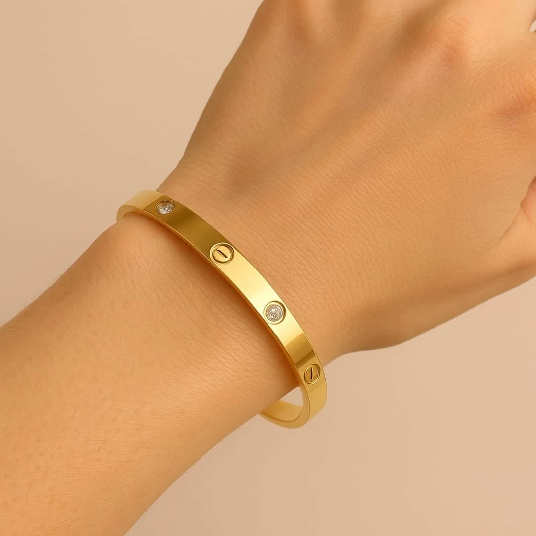 Royal Touch Screw Bracelet – Bold & Beautiful